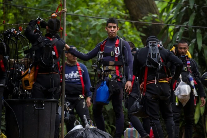 Des plongeurs thaïlandais poursuivent les opérations pour libérer les 12 enfants et leur entraîneur de la grotte dans laquelle ils sont coincés depuis plus d'une semaine, le 5 juillet 2018, à Mae Sai, en Thaïlande
