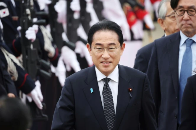 Le Premier ministre japonais Fumio Kishida arrive à la base aérienne de Seongnam, à Séoul, le 7 mai 2023 en Corée du Sud