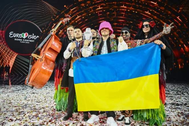 Des membres du groupe ukrainien Kalush Orchestra posent sur scène après leur victoire au concours Eurovision de la chanson à Turin (nord de l'Italie), le 14 mai 2022