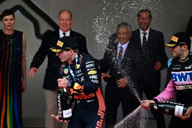 Max Verstappen, vainqueur, et Esteban Ocon, 3e, sur le podium du Grand Prix de Monaco de F1, samedi 28 mai 2023
