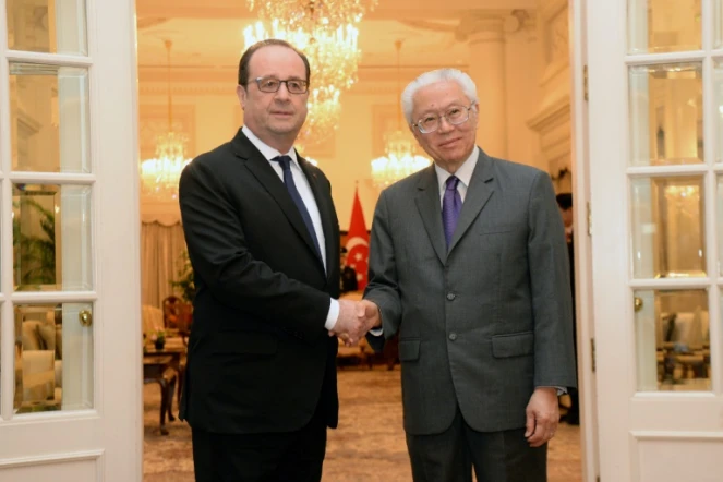 Le président français François Hollande sert la main du président de Singapour Tony Tan Keng Yam (D) le 26 mars 2017 à Singapour