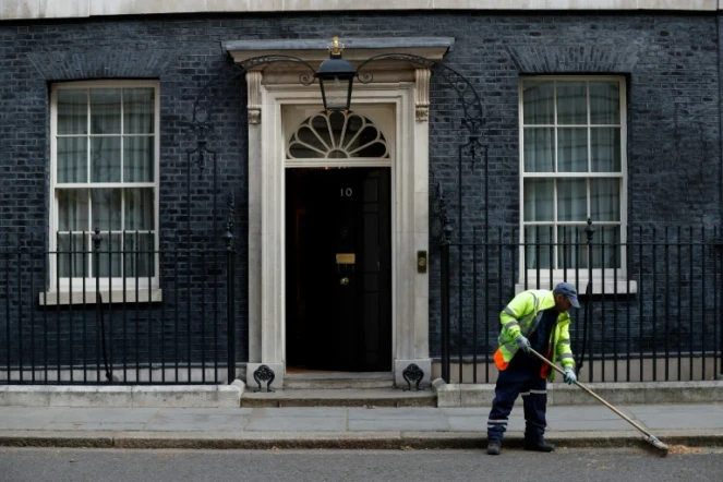 Un employé municipal balaye devant le 10 Downing Street à Londres, le 1er avril 2019