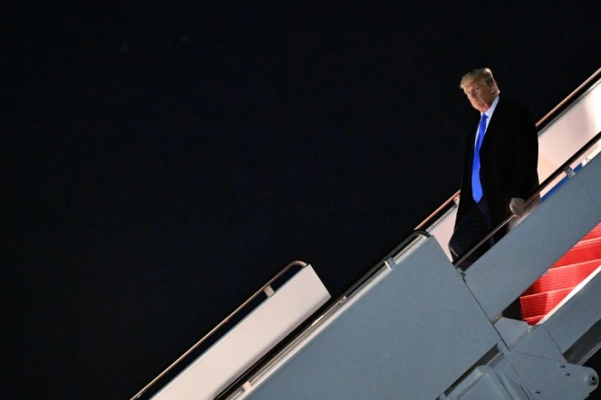 Donald Trump descend de l'avion présidentiel Air Force One, le 8 décembre 2019