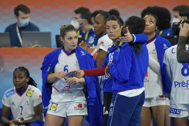 Les handballeuses françaises, après leur défaite, 29-22 face à la Norvège, en finale du Mondial-2021, le 19 décembre 2021 à Granollers (Espagne)