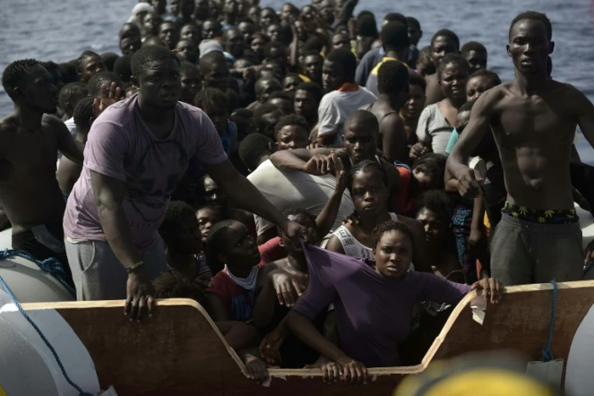Des migrants dans une embarcation de fortune au large de la Libye, le 4 octobre 2016 
