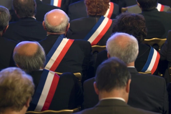 Des maires ayant revêtu leur écharpe tricolore écoutent Nicolas Sarkozy (hors champ), alors président de la République, le 20 novembre 2009 u palais de l'Elysée à Paris