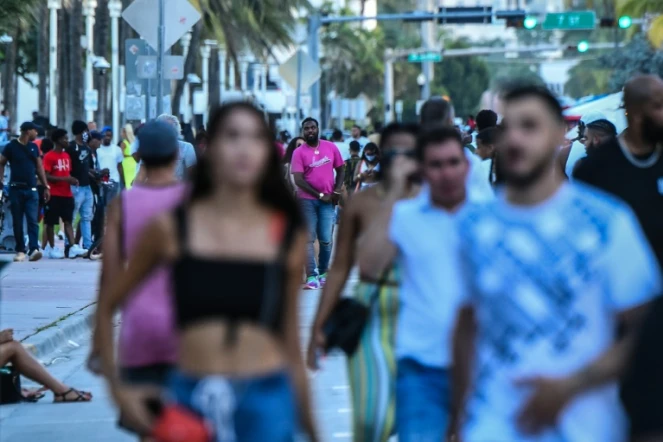 Des promeneurs sur Ocean Drive, le 26 juin 2020 à Miami Beach, en Floride