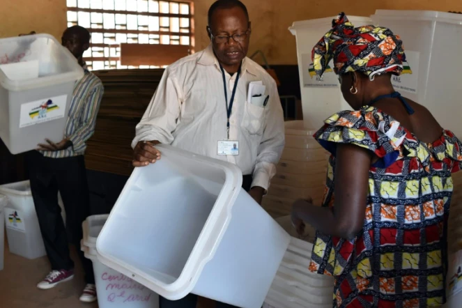 Préparatifs dans les bureaux de vote le 29 décembre 2015 à Bangui