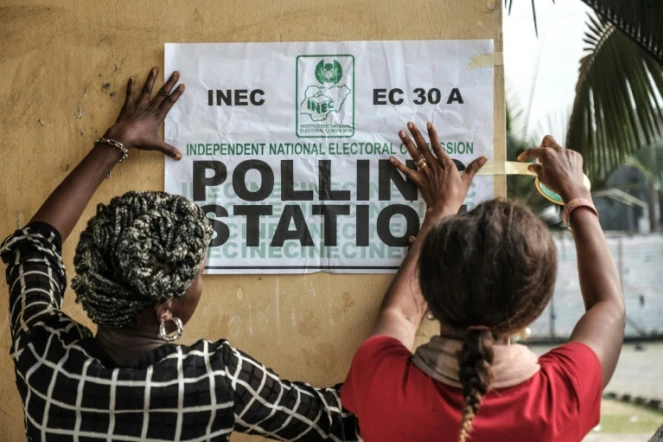 Les employés chargés du  bon déroulement du scrutin présidentiel nigérian préparent un bureau de vote à Port Harcourt, le 23 février 2019