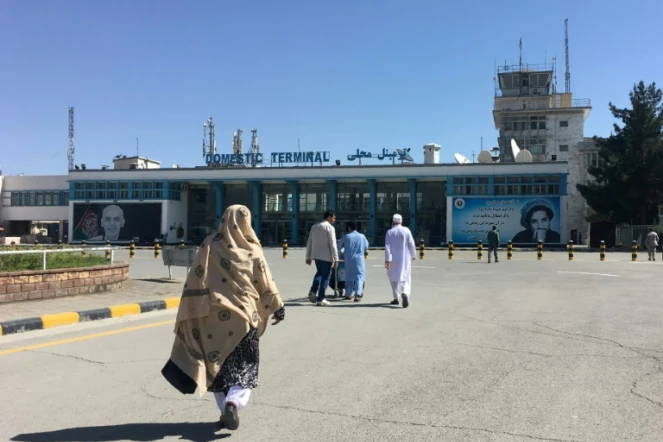 Des passagers afghans arrivant à l'aéroport international Hamid Karzai de Kaboul le 8 mai 2018
