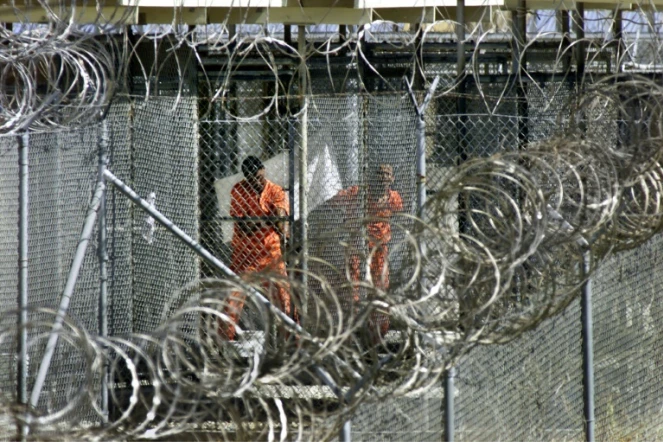 Des détenus de la prison de Guantanamo, le 27 janvier 2002 à Cuba