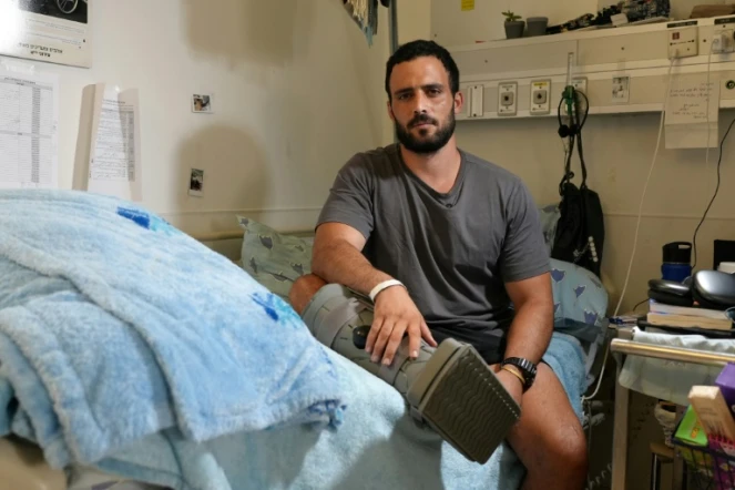 Barak, un soldat israélien blessé à Gaza, sur son lit d'hôpital à Tel-Aviv, le 22 juillet 2024