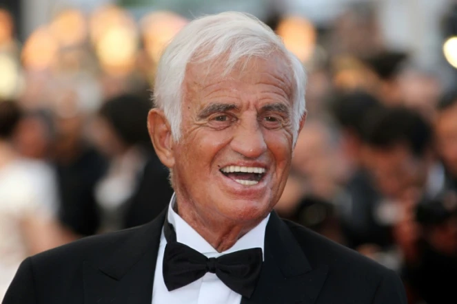 Dans cette photo d'archive prise le 17 mai 2011, l'acteur français Jean-Paul Belmondo pose sur le tapis rouge avant une cérémonie en son honneur et la projection du film "Le Castor" présenté hors compétition lors du 64e Festival de Cannes