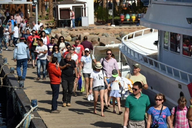 Des touristes se préparent à embarquer sur un bateau à Charm el-Cheikh le 7 novembre 2014
