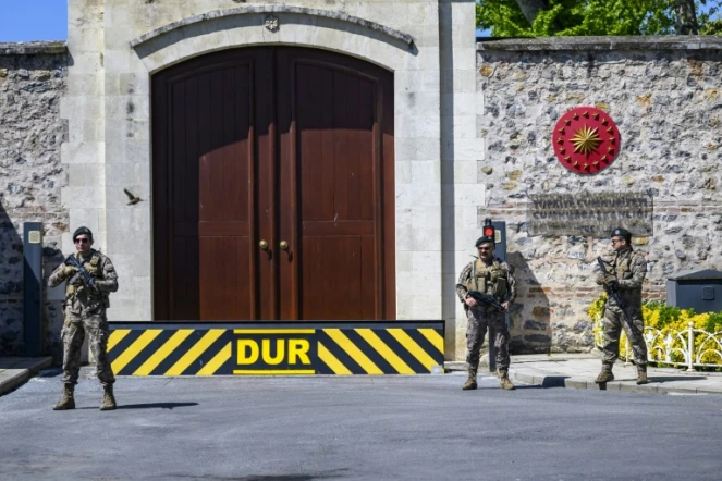 Des forces de sécurité turques gardent l'entrée du palais de Dolmabahce à Istanbul, le 15 mai 2025, où des pourparlers entre les délégations russe et ukrainienne sont attendus