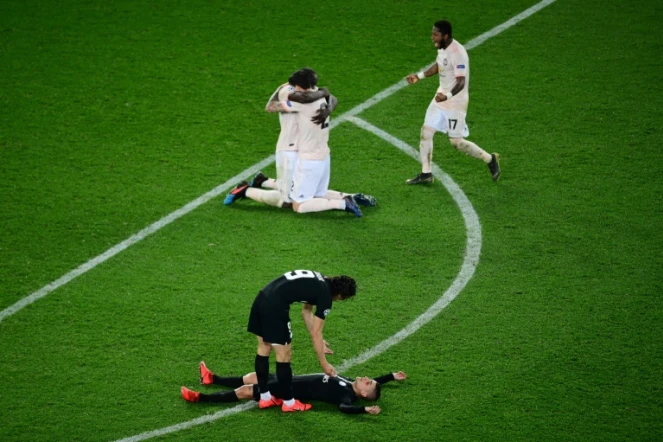 Les joueurs de Manchester United s'enlacent pour célébrer leur qualification en Ligue des champions aux dépens du Paris Saint-Germain le 6 mars 2019 au Parc des Princes