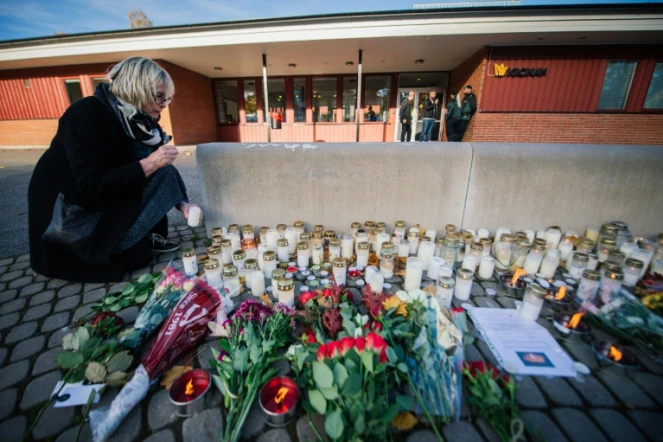 Des fleurs et des bougies déposées devant une école où un homme armé d'un sabre a tué deux personnes, le 23 octobre 2015 à Trollhättan, en Suède