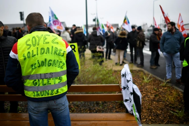 Un "gilet jaune" avec le slogan appelant à la solidarité manifeste à Rennes le 5 février 2019