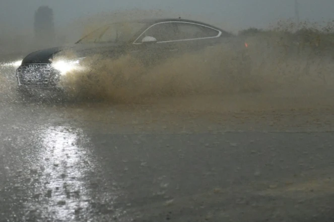 Sur une route inondée dans l'Est de la France, le 4 juin 2018