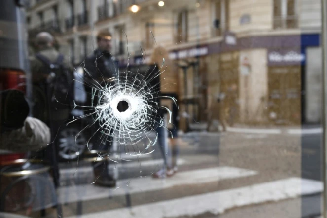 Un impact de balle dans une vitre d'un café au croisement de la rue Saint-Augustin et Monsigny à Paris, le 13 mai 2018, au lendemain de l'attaque jihadiste au couteau qui a fait un mort