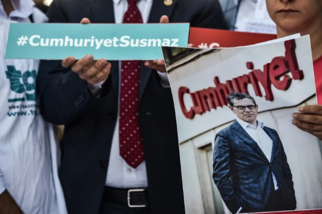 Un manifestant bandit le portrait du journaliste Kadri Gürsel le 24 juillet 2017 lors d'une manifestation devant le palais de justice d'Istanbul