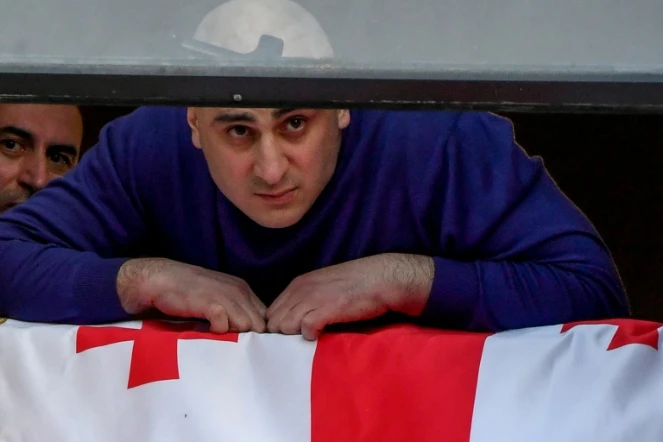 Niki Melia, le chef du principal parti d'opposition géorgien, à la fenêtre des locaux de sa formation peu avant d'être arrêté, le 23 février 2021 à Tbilissi 