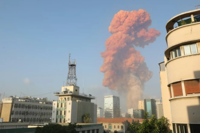 De la fumée s'élève au dessus du ciel de Beyrouth après une explosion, le 4 août 2020