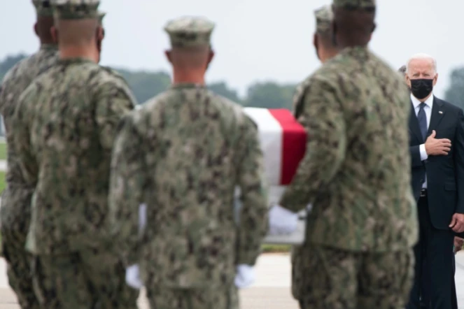 Joe Biden salue la dépouille de l'un des 13 militaires américains tués en Afghanistan, lors d'une cérémonie sur la base américaine de Dover le 29 août 2021 