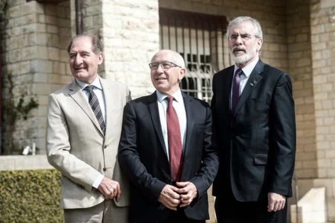 L'avocat sud-africain Brian Currin, le maire de Bayonne Jean-René Etchegaray et le Nord-Irlandais Gerry Adams réunis pour acter la dissolution de l'ETA le 4 mai 2018 à Cambo-les-Bains (Pyrénées-Atlantiques)