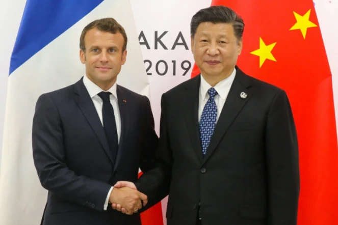 Les présidents français Emmanuel Macron (à gauche) et chinois Xi Jinping, le 29 juin 2019 lors du sommet du G20 à Osaka, au Japon