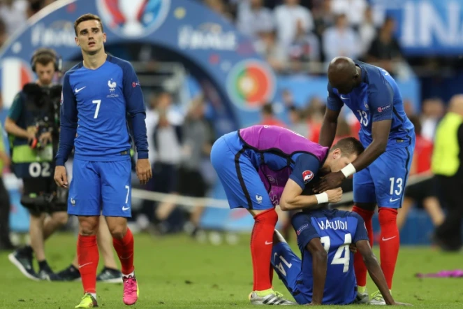 Déception d'Antoine Griezmann, Blaise Matuidi et Eliaquim Mangala après la défaite de la France en finale de l'Euro-2016 le 10 juillet 2016 au Stade de France à Saint-Denis