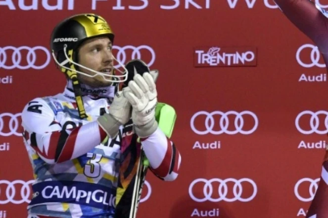 L'Autrichien Marcel Hirscher (g) sur la 2e marche du podium du slalom de Madonna après avoir évité le crash d'un drone sur la piste, le 22 décembre 2015