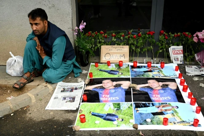 Image datant du 17 août 2022 montrant des fleurs et des photos en hommage au jeune Afghan tué par balle à la suite d'une altercation le 14 août à Colmar (Haut-Rhin)
