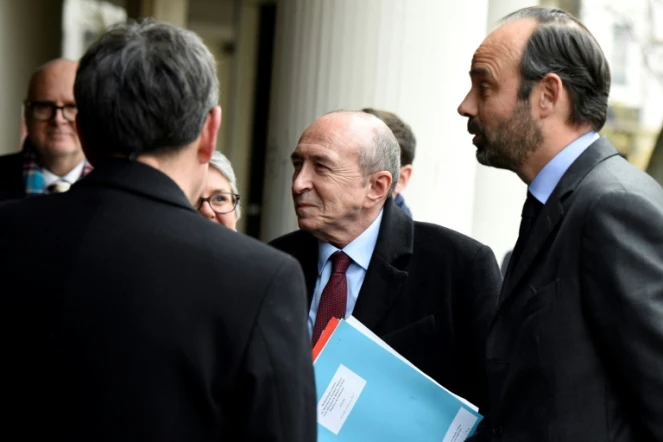 Le Premier ministre Edouard Philippe (d) et le ministre de l'Intérieur Gérard Collomb (c) visitent l'Office français de l'immigration et de l'intégration, le 19 février 2018 à Lyon