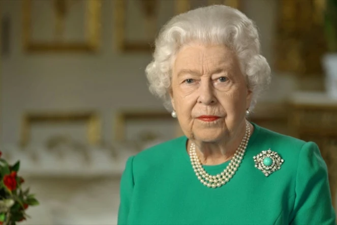 Photo récente non datée transmise par le palais de Buckingham, le 5 avril 2020, montrant la reine Elizabeth II lors de l'enregistrement d'une rare allocution sur la pandémie de coronavirus depuis le château de Windsor 