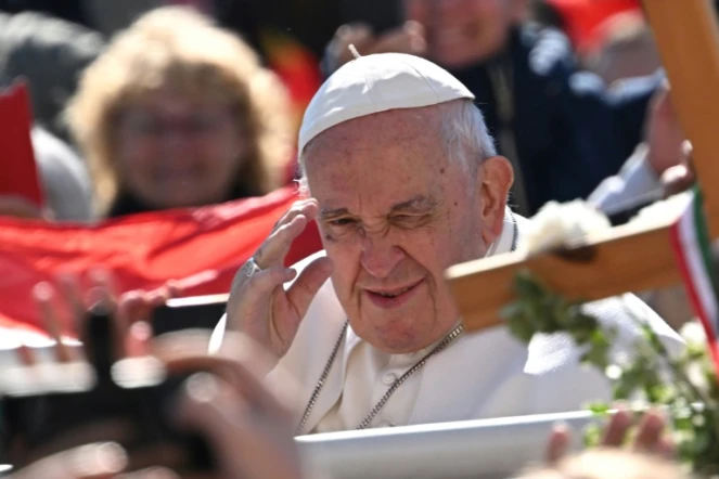 Le pape François à son arrivée pour une messe en plein air à Budapest, le 30 avril 2023