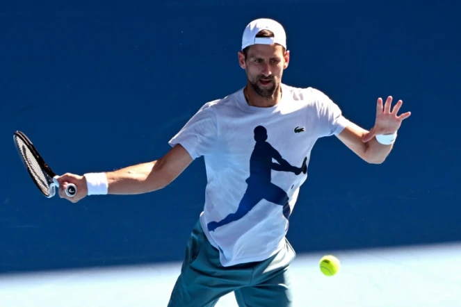 La légende serbe du tennis Novak Djokovic à l'entraînement à quelques jours du début de l'Open d'Australie, le 9 janvier 2024 à Melbourne