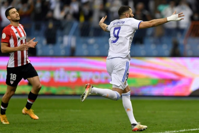La joie de l'attaquant du Real Madrid, Karim Benzema, après avoir marqué sur pénalty le 2e but face à l'Athletic Bilbao, lor de la finale de la Supercoupe d'Espagne, le 16 janvier 2022 à Ryad