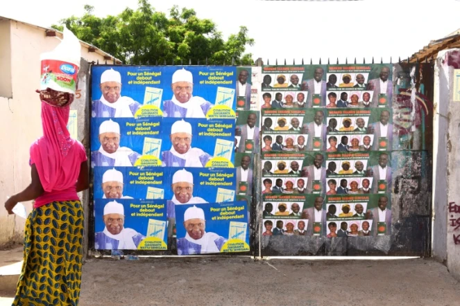 Des posters de la campagne électorale collés sur un portail à Dakar, le 28 juillet 2017