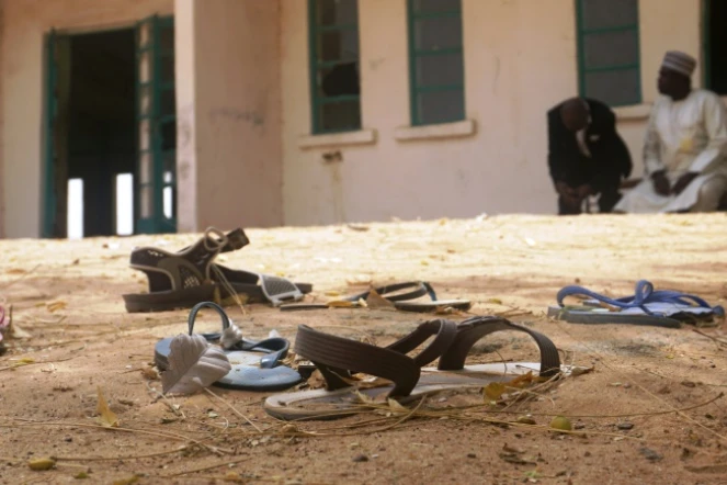 Des sandales sont éparpillées le 22 février 2018 devant une école de Datchi après son attaque par le groupe Boko Haram