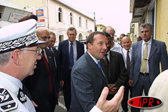 Lundi 27 octobre 2003

Pierre Bédier, Secrétaire d'Etat aux programmes immobiliers de la justice, a visité la prison de Saint-Denis