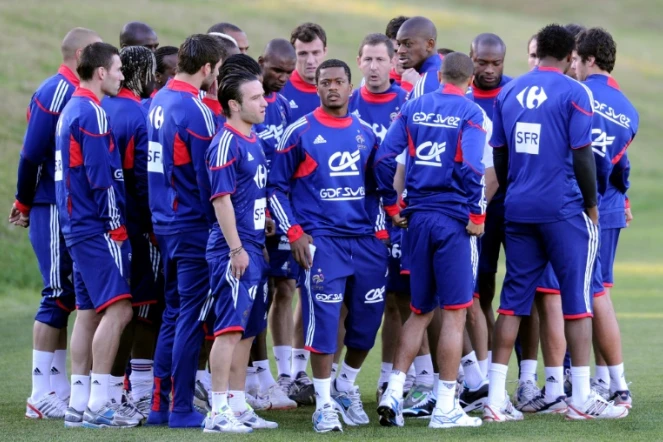 Le capitaine de l'équipe de France Patrice Evra (centre) réunit ses équipiers après un accrochage avec le sélectionneur Raymond Domenech, le 20 juin 2010 à Knysna en Afrique du Sud