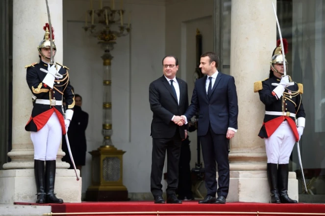 Emmanuel Macron est accueilli par son prédécesseur François Hollande, le 14 mai 2017 à l'Elysée