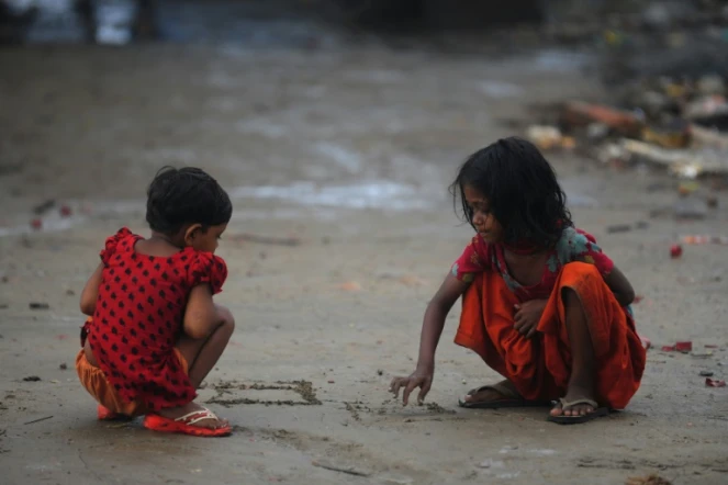 Des enfants d'un bidonville du Bangladesh, le 23 mai 2011 à Dhaka