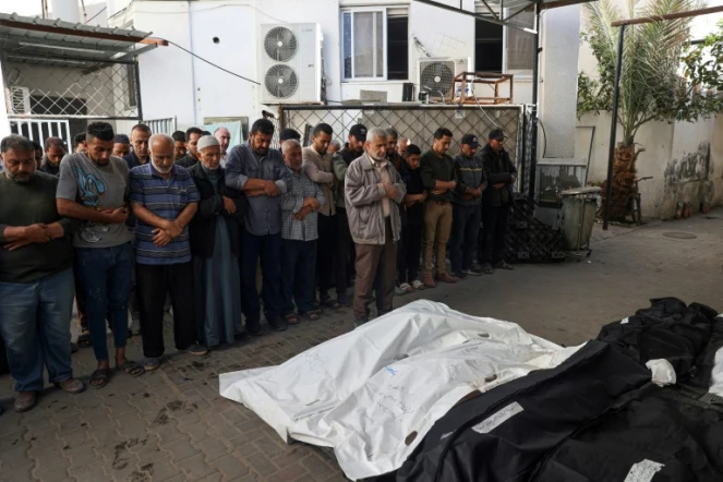 Des Palestiniens récitent une prière devant les corps de victimes tuées lors de bombardements israéliens nocturnes à Rafah, dans le sud de la bande de Gaza, le 20 avril 2024