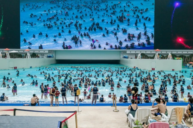 Des gens se baignent dans un mer artificielle dans le "New Century Global Center" de Chengdu, la capitale du Sichuan, le 25 juillet 2016