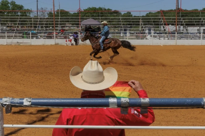 Mr. Rodeo Gay International 2023, Weston Crow-Tucker finit une course lors du Texas Tradition Rodeo à Denton au Texas, le 16 avril 2023