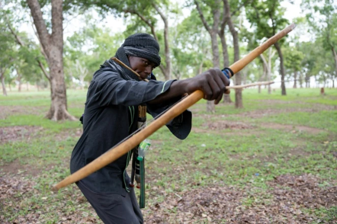 Un membre du groupe de vigilance "Pala-Coton Tchad", s’entraîne dans une forêt à Pala, dans le Mayo-Kebbi Ouest, le 15 juin 2024 au Tchad