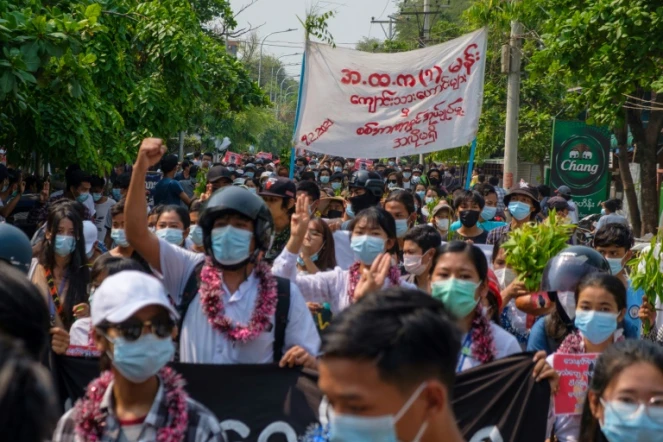 Photo prise et diffusée le 13 avril 2021 par une source anonyme via Facebook d'une manifestation à Mandalay contre le coup d'Etat militaire en Birmanie