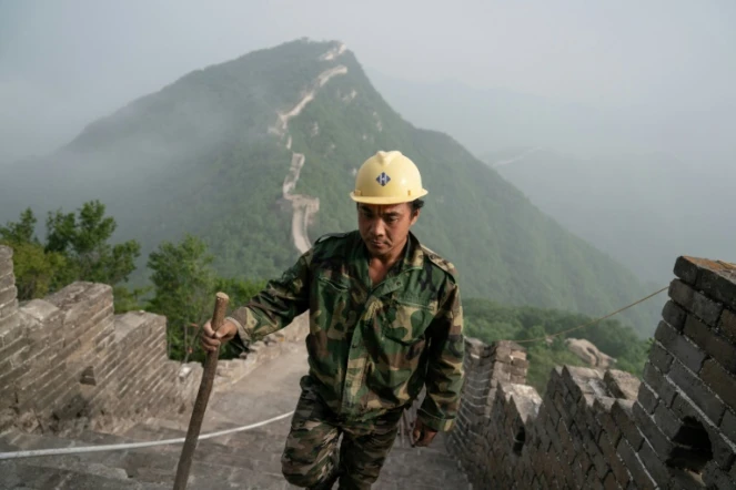 Un ouvrier inspecte le travail de réfection d'un morceau de la Grande muraille de Chine, le 17 mai 2019 à Xiangshuihu